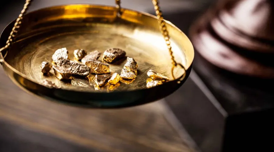 Ouderwetse weegschaal met goud erop